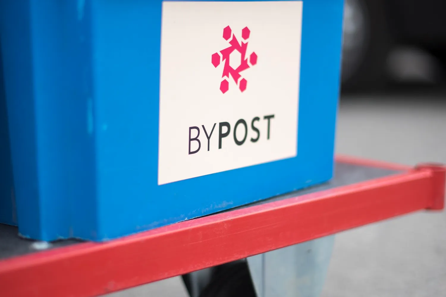 BYPOST-trillebår med pakker