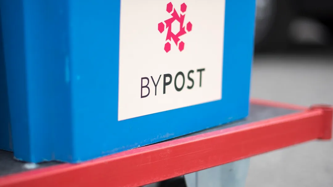 BYPOST-trillebår med pakker