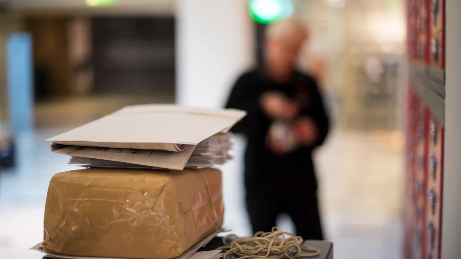 Stabel med brev og dokumenter klare for utsendelse