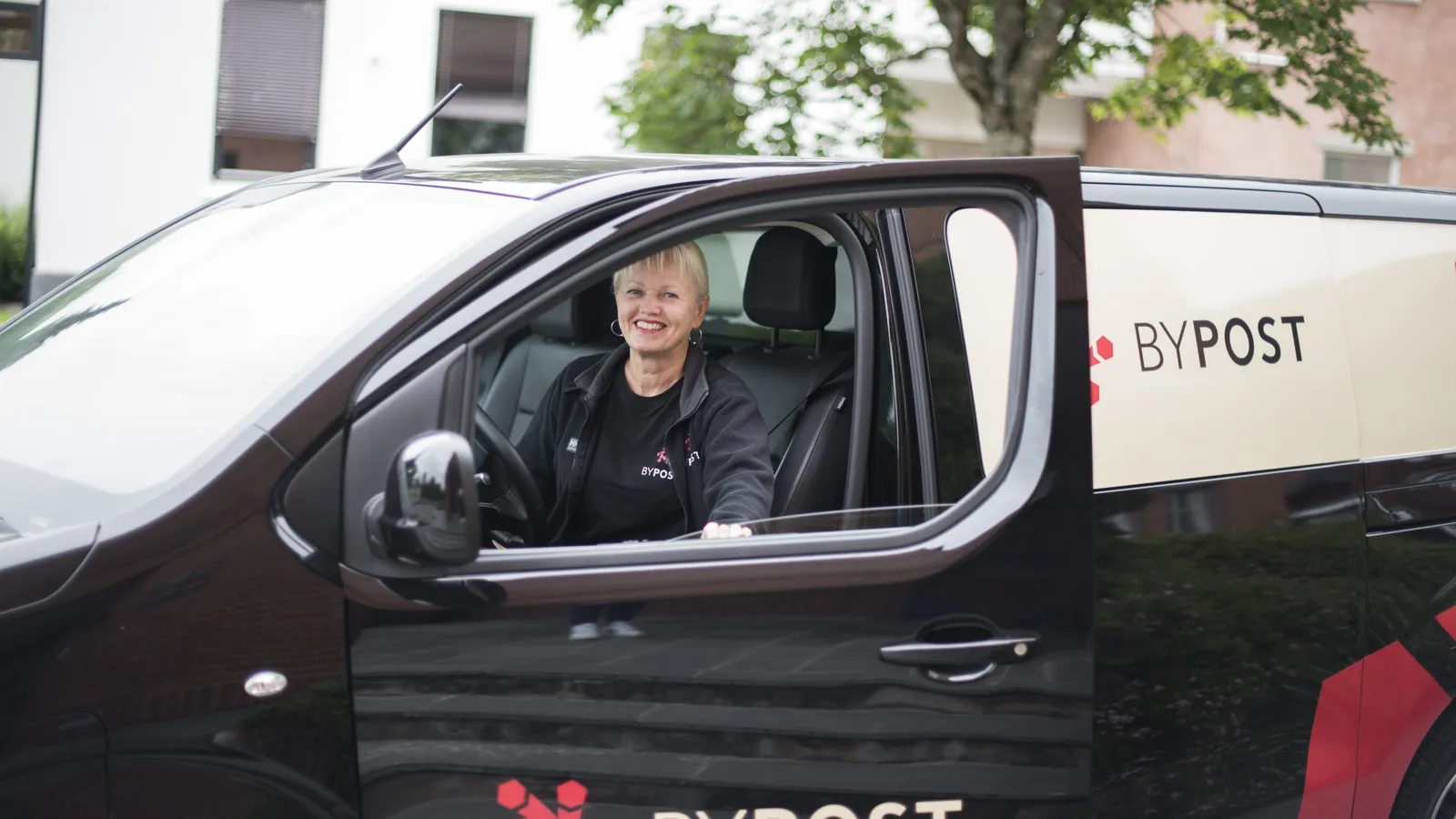 Bypost-sjåfør i bil